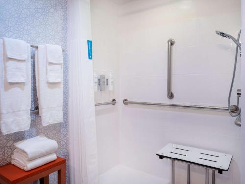 W łazience znajduje się prysznic i białe ręczniki. w obiekcie Hampton Inn Joliet/I-55 w mieście Joliet