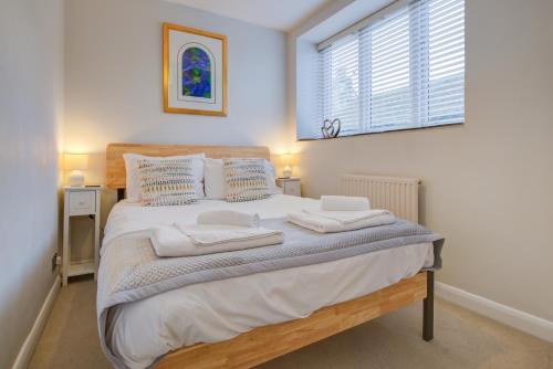 Postel nebo postele na pokoji v ubytování Stylish Townhouse, Work Desk, Fast Wi-Fi, Sleeps 6