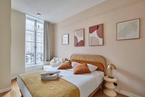 een slaapkamer met een bed en een bank bij Apartment Le Marais by Studio prestige in Parijs