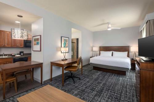 ein Hotelzimmer mit einem Bett und einem Schreibtisch in der Unterkunft Homewood Suites by Hilton Phoenix North-Happy Valley in Phoenix
