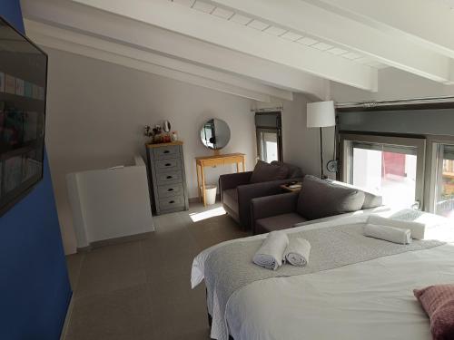 1 dormitorio con 1 cama grande y 1 sofá en DATA Maisonettes and more, en Chios