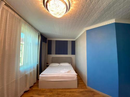 um pequeno quarto com uma cama e uma janela em Jasper Hotel em Darhan