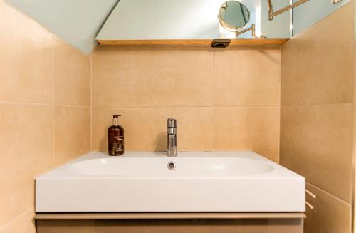 un bagno con un lavandino bianco e uno specchio di Suite-Regensburg a Ratisbona