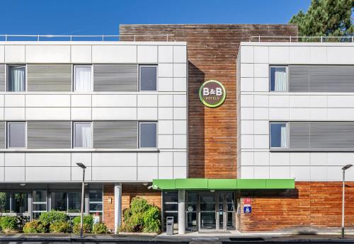 an office building with a bdq sign on it at B&B HOTEL Bordeaux Langon in Langon