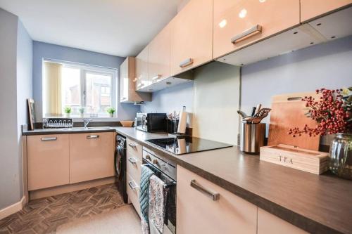 a kitchen with a stove and a counter top at Runcorn - House - Sleeps 6 - Parking - Garden in Runcorn