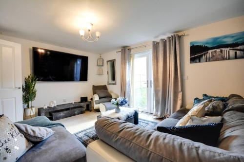 a living room with a couch and a tv at Runcorn - House - Sleeps 6 - Parking - Garden in Runcorn