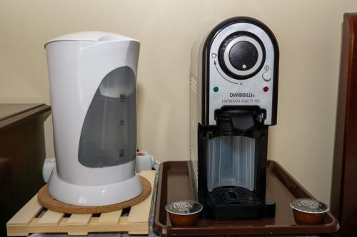 a white blender sitting on a wooden stand at Casa da Tia Adília (AL) in Ponta Delgada