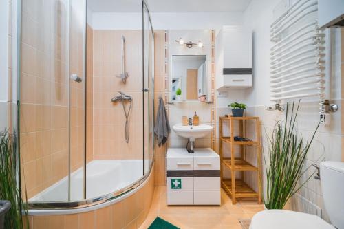 y baño con ducha y lavamanos. en Plac Nowy Apartments - The Heart of Jewish Quarter, en Cracovia