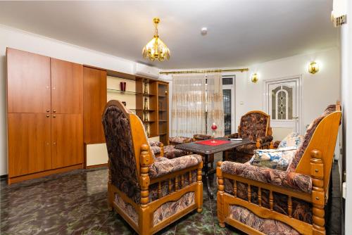 sala de estar con sillas y mesa en A Nostalgic Getaway in Plovdiv's Historic Quarter, en Plovdiv