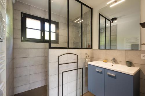 Koupelna v ubytování Les Pieds dans l'Eau - Talloires, Lac d'Annecy