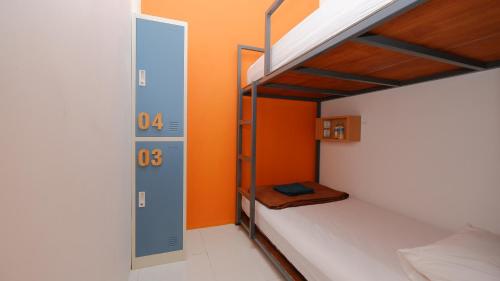 מיטה או מיטות קומותיים בחדר ב-Cabin Hotel Ringroad Utara