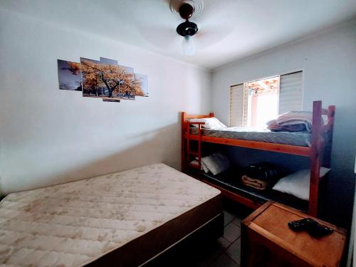 een slaapkamer met 2 stapelbedden en een raam bij Estância Oliveira in Socorro