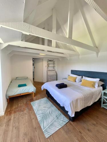 1 Schlafzimmer mit 2 Betten in einem Zimmer in der Unterkunft Brummer House - Living The Breede in Malgas