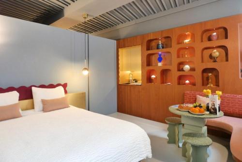 Un dormitorio con una cama y una mesa con frutas. en Le Neptune - Splendide - Sauna - Saint-Germain en París