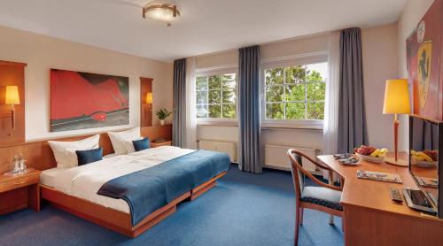 Postel nebo postele na pokoji v ubytování Motorsport Hotel