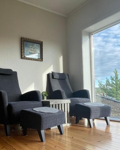a waiting room with three chairs and a window at Casa del Vika in Halden