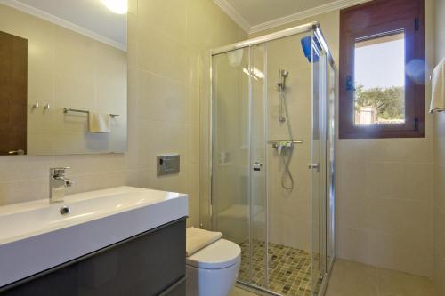 y baño con ducha, aseo y lavamanos. en Villa Lia - PlusHolidays, en Calpe