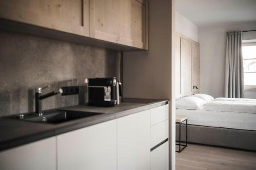 Kuhinja oz. manjša kuhinja v nastanitvi HOFERGUT Suites & Apartments