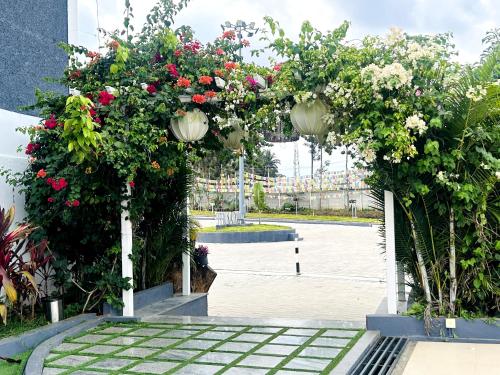 um jardim com flores e plantas em dois pólos em TVR Resort and Spa em Kushalanagar