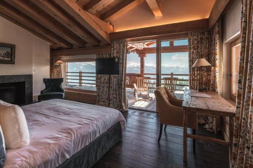 Una cama o camas en una habitación de LeCrans