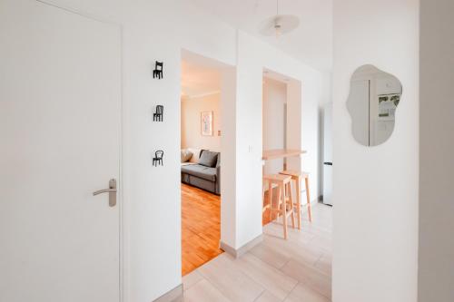 Cet appartement blanc dispose d'une porte coulissante menant au salon. dans l'établissement BonaBonheur - T3Bis - Havre de Paix Toulousain, à Toulouse