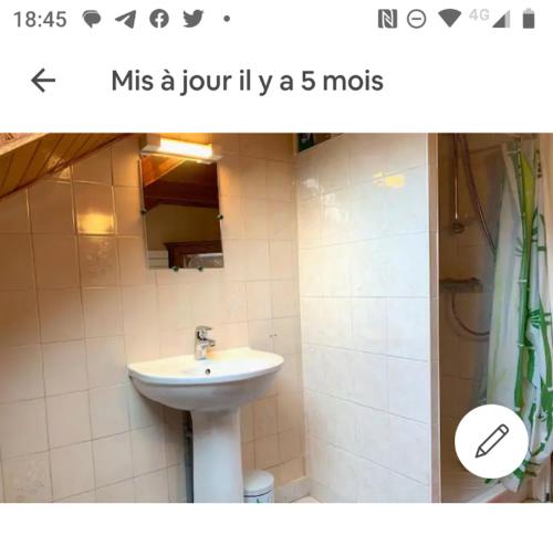 een badkamer met een wastafel, een toilet en een douche bij Colocation proche fac de médecine in La Tronche