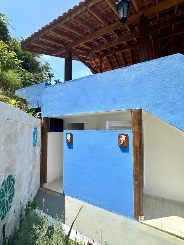 a blue garage door with two stickers on it at Chalé Recanto Luz Da Montanha in Águas de Lindóia