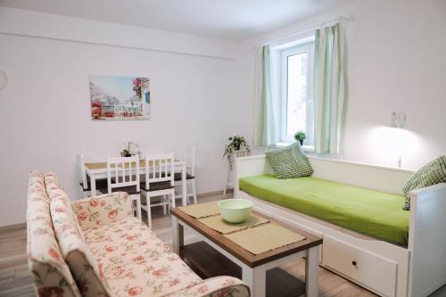 Postel nebo postele na pokoji v ubytování Flower Apartment