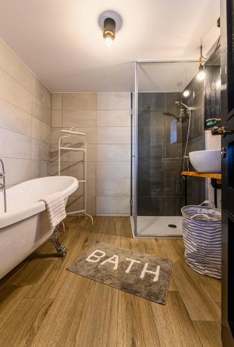 a bathroom with a tub and a shower at The Good House - Harman in Hărman