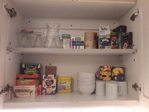 Una despensa con estantes llenos de comida y otros artículos. en Chalet bien chauffé, au calme, en Fabrezan