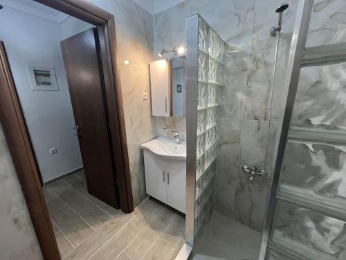 Koupelna v ubytování Όμορφο διαμέρισμα στην Παραλία