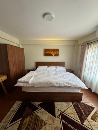 - une chambre avec un grand lit et une cheminée dans l'établissement Ivanna apartment, à Pātan