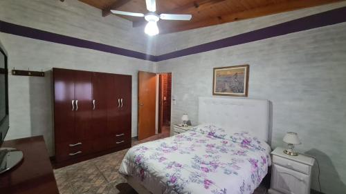 バルネアリオ・エル・コンドルにあるSonidos del Marのベッドルーム1室(ベッド1台、シーリングファン付)