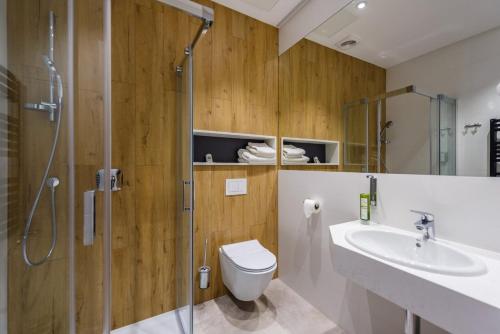 Hotel Prezydent في سباوا: حمام مع دش ومرحاض ومغسلة