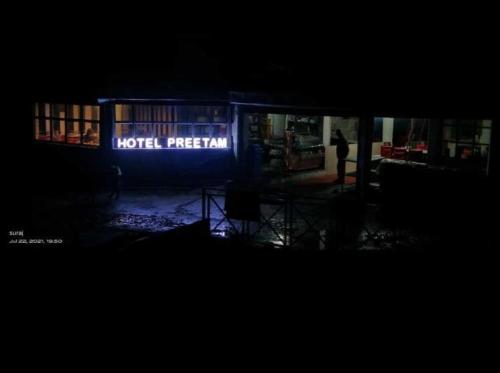 LokpālにあるHotel Preetam Uttarakhandの夜間にライトアップされたホテルセラピーサイン