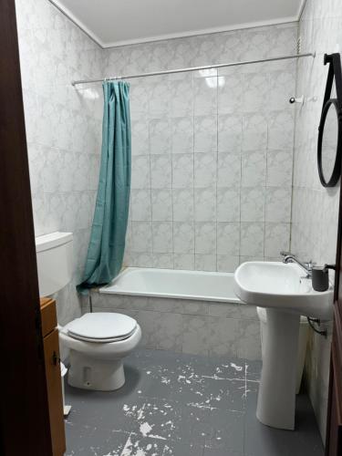 e bagno con servizi igienici, lavandino e vasca. di Apartament Pedro&Pérolla a Gafanha da Vagueira