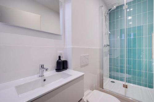ein Bad mit einem WC, einem Waschbecken und einer Dusche in der Unterkunft Beautiful apartment in Chartrons with terrace in Bordeaux