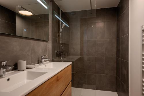 une salle de bain avec un lavabo et une douche dans l'établissement Appartement Rêve des Neiges, aux Gets