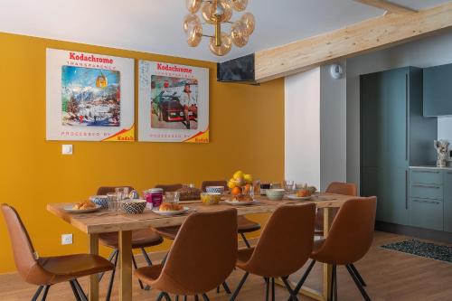 une salle à manger avec une table et des chaises en bois dans l'établissement Appartement Rêve des Neiges, aux Gets