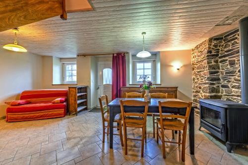 un salon avec une table et une cheminée dans l'établissement Menez Triaou - Maison avec grand jardin, à Plomodiern