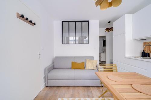 un salon avec un canapé et une table dans l'établissement Lovely apartment Bordaux, à Bordeaux