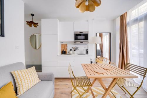 un salon avec une table et un canapé dans l'établissement Lovely apartment Bordaux, à Bordeaux