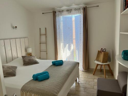 une chambre avec un lit avec des oreillers bleus dessus dans l'établissement Casa blu imperiale, à Lecci