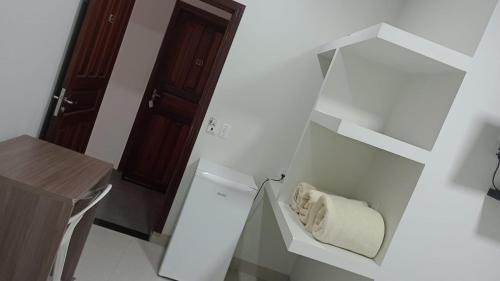 een kleine keuken met een witte koelkast in een kamer bij HOTEL PLAZA PONTES e LACERDA in Pontes e Lacerda