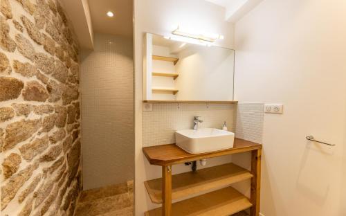 a bathroom with a sink and a mirror at Maison pour 4 personnes proche de La Torche in Plomeur