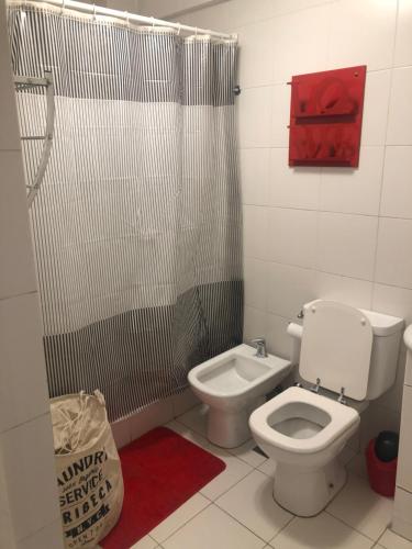 a small bathroom with a toilet and a shower at Thames Suite Plaza Italia in Buenos Aires