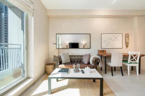 אזור ישיבה ב-Stylish Studio Apartment w Patio Downtown Dubai