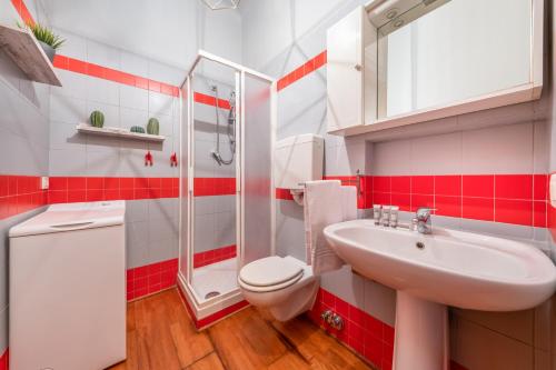 ミラノにあるCasa da Suite Arcoの赤と白のバスルーム(トイレ、洗面台付)
