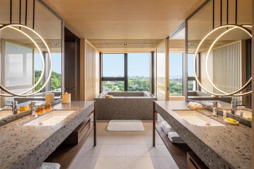 łazienka z 2 umywalkami i wanną w obiekcie Le Meridien Hualien Resort w mieście Hualian