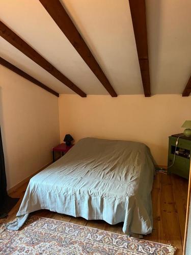 - une chambre avec un lit dans l'établissement Petite maison en campagne chic près de la plage, à Vico
